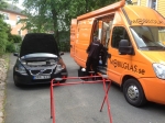 Vår glasmästare är på plats och byter vindrutan på en Volvo V50 på Danska vägen i Göteborg