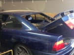 Här får en BMW 850 en ny bakruta monterad i kundens garage i Härryda.