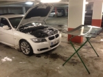 Denna BMW 3-serie får ny vindruta i ett parkeringsgarage i Göteborg!