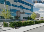 Mobilglas befinner sig utanför Attunda tingsrätt, idag står det en stenskottslagning på agendan. Fotografi: Google