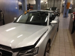 Här är vi på en verkstad i Stockholm och byter bilglas på en Audi