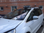Denna Ford S-Max får en ny vindruta monterad på plats i Huddinge.