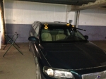 Här har vi just lagt en ny vindruta till en Volvo V70 i ett parkeringsgarage i Kista, Stockholm.