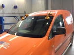 Här är vi ute i Rosersberg i Sigtuna och byter vindrutan på en VW Caddy.