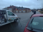 Här byter vi vindrutan åt en kund precis innan hans besiktningstid i Alingsås, utanför bilprovningen!