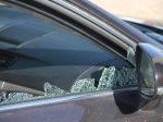 Lexus med inbrottsskada i Göteborg - Krossat glas sitter kvar i dörren!