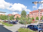 På en parkering i Huddinge är vi här ute och genomför ett vindrutebyte. Fotografi: Google