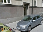 Mobilglas ska här byta bakruta på en Opel i centrala Västerås. Fotografi: Google
